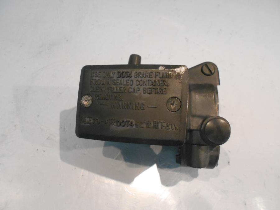 Framsidan på Bromshuvudcylinder från en Yamaha FZS 1000 -2002 motorcykel.