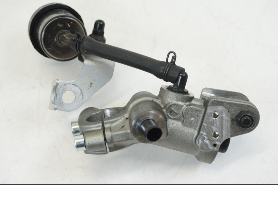 Snett uppifrån på Kopplingshuvudcylinder från en Ducati Streetfighter V4 -2020 motorcykel.