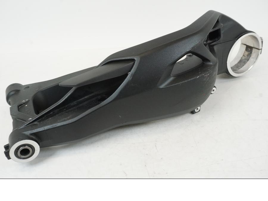 Framsidan på Sving från en Triumph Speed Triple -2021 motorcykel.