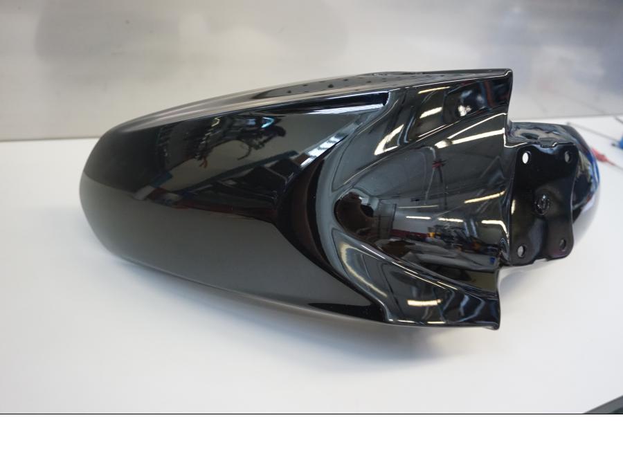 Vänster sida på Framskärm från en Suzuki Alla -2015 motorcykel.