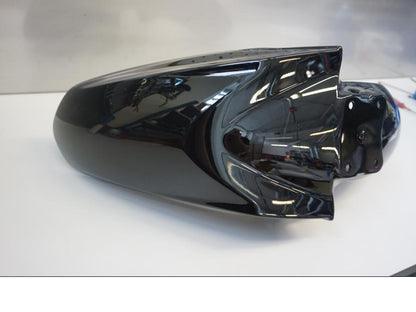 Vänster sida på Framskärm från en Suzuki Alla -2015 motorcykel.