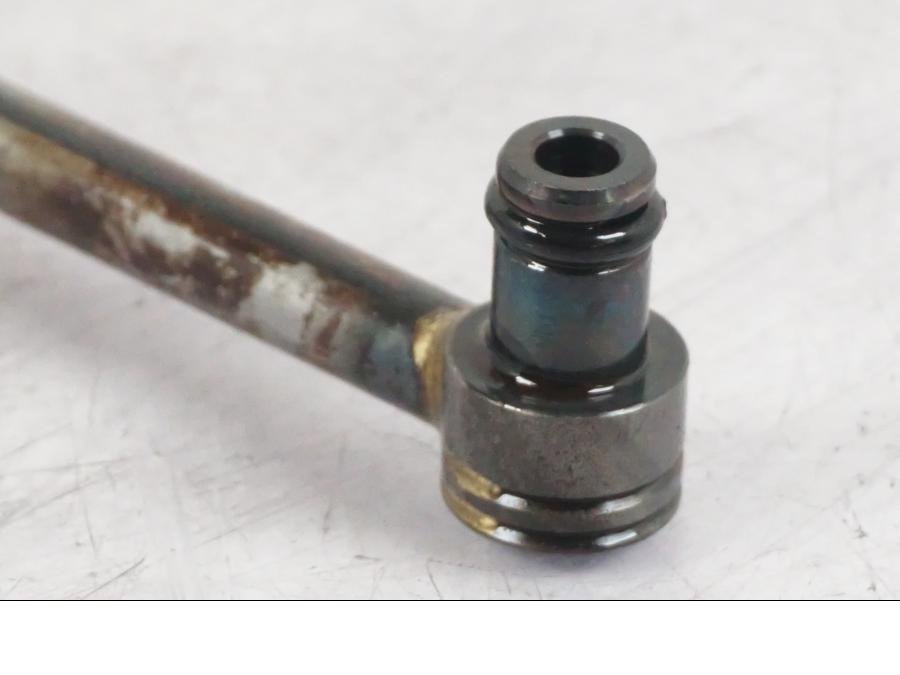 Vänster sida på Oljerör från en Kawasaki Z 900 -2019 motorcykel.