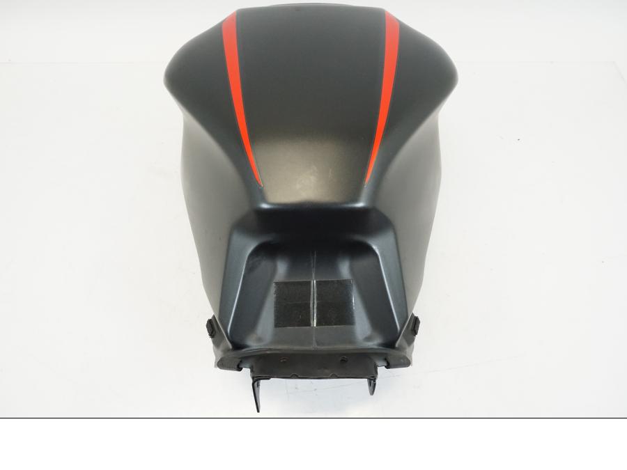Snett nerifrån på Bensintank från en Honda CBR 650 R -2019 motorcykel.