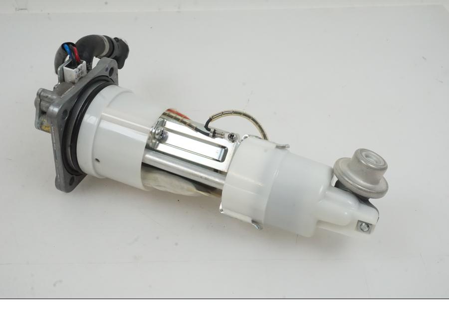 Baksidan på Bensinpump insprut från en KTM 1290 Super Duke -2019 motorcykel.