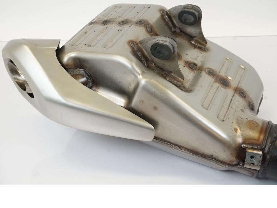 Baksidan på Avgassystem från en Triumph Trident -2021 motorcykel.