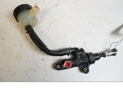 Framsidan på Bromshuvudcylinder från en Yamaha YZF R6 -1999 motorcykel.