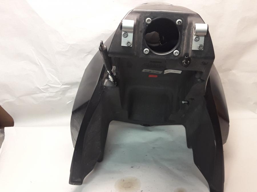 Vänster sida på Bensintank från en KTM 990 Super Duke -2007 motorcykel.