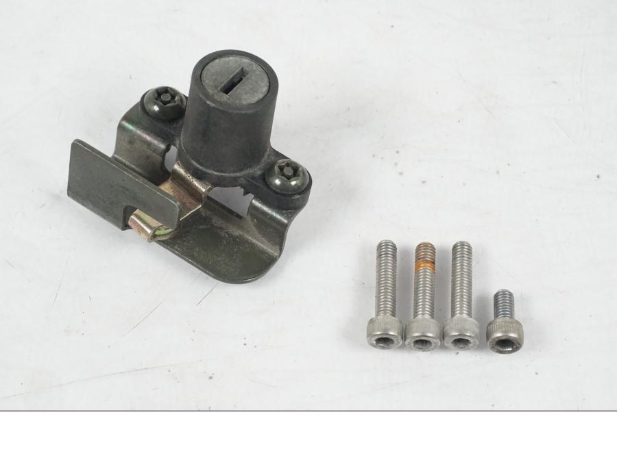 Höger sida på <p>Tanklock från Yamaha FZ-S 600 1998.</p>

<p>Med 1st nyckel och sadellås.</p> motorcykel.