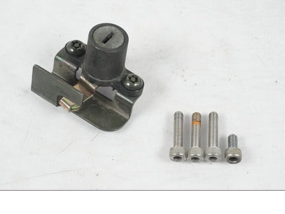 Höger sida på <p>Tanklock från Yamaha FZ-S 600 1998.</p>

<p>Med 1st nyckel och sadellås.</p> motorcykel.