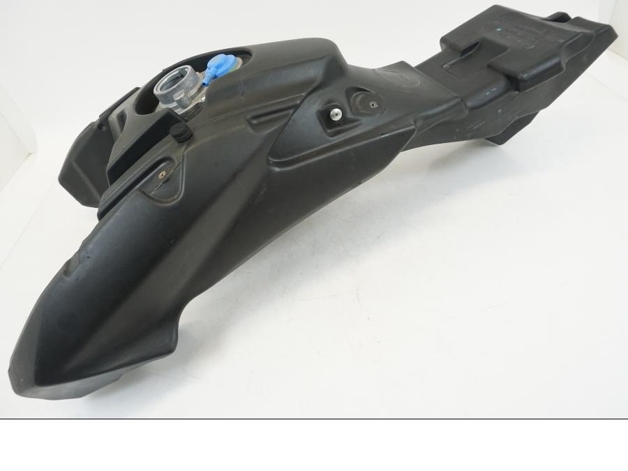 Höger sida på Bensintank från en Ducati Hyperstrada -2013 motorcykel.