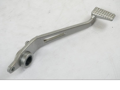 Baksidan på Bromspedal från en Kawasaki Z 900 -2021 motorcykel.