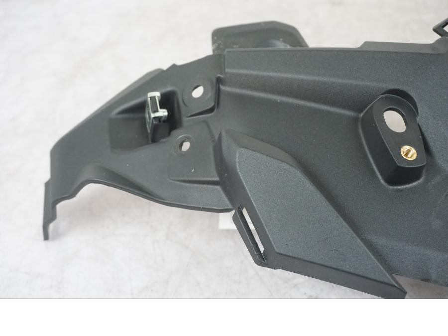 Höger sida på Strålkastarkåpa från en BMW F 800 R -2018 motorcykel.