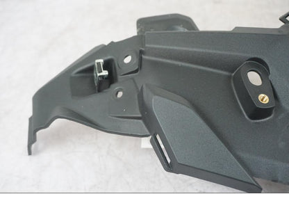 Höger sida på Strålkastarkåpa från en BMW F 800 R -2018 motorcykel.