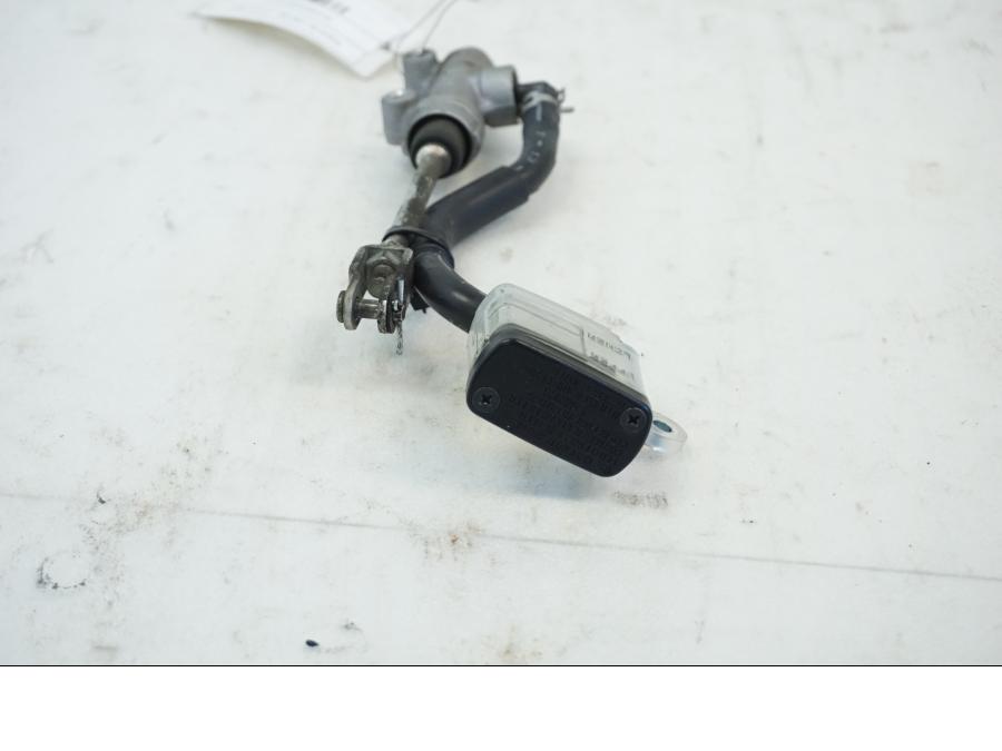 Baksidan på Bromshuvudcylinder från en Suzuki DL 1000 -2016 motorcykel.