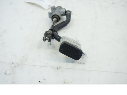 Baksidan på Bromshuvudcylinder från en Suzuki DL 1000 -2016 motorcykel.