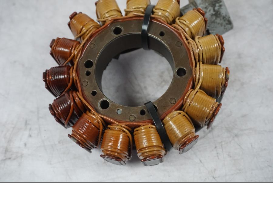 Baksidan på Generator från en Triumph Tiger Explorer -2016 motorcykel.