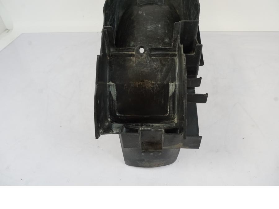 Vänster sida på Undertail från en Honda CBR 125 R -2006 motorcykel.