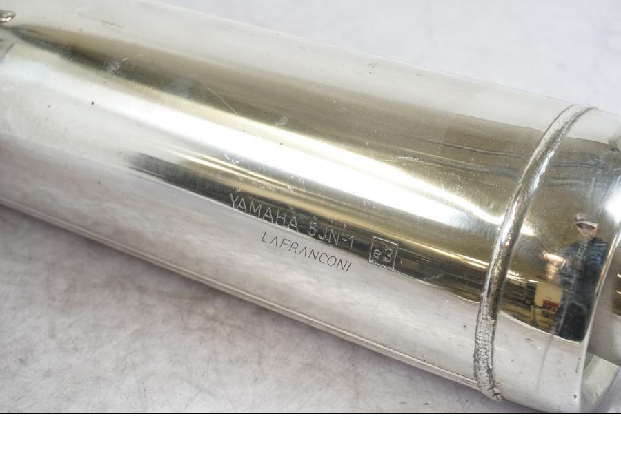 Snett nerifrån på Ljuddämpare från en Yamaha BT 1100 -2004 motorcykel.