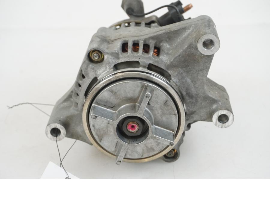 Vänster sida på Generator från en BMW K 1200 S -2005 motorcykel.