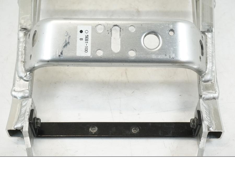 Snett nerifrån på Bakram från en Yamaha YZF R6 -1999 motorcykel.