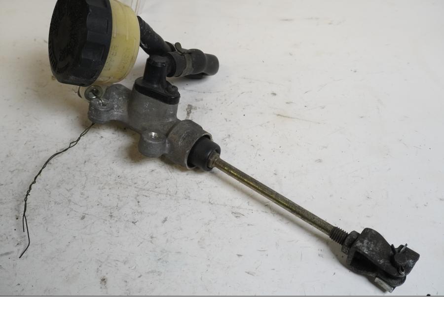 Framsidan på Bromshuvudcylinder från en Honda XRV 750 -1998 motorcykel.