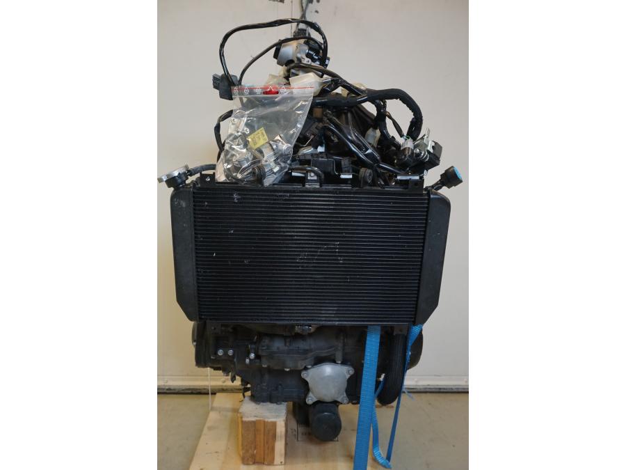Snett nerifrån på Motorpaket från en Kawasaki Z 900 -2021 motorcykel.