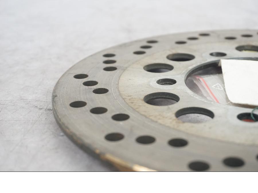 Baksidan på Bromsskiva från en Kawasaki ZX-7R -1998 motorcykel.