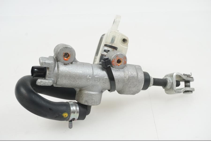 Snett nerifrån på Bromshuvudcylinder från en Suzuki GSX-R 750 -2009 motorcykel.