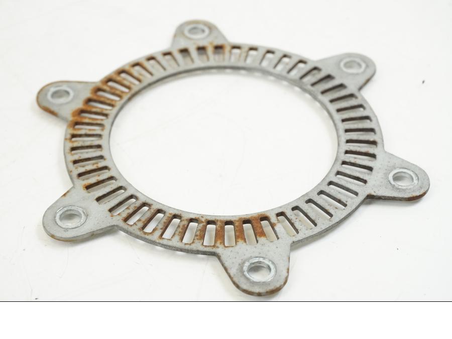 Baksidan på ABS krans från en BMW F 650 CS -2003 motorcykel.