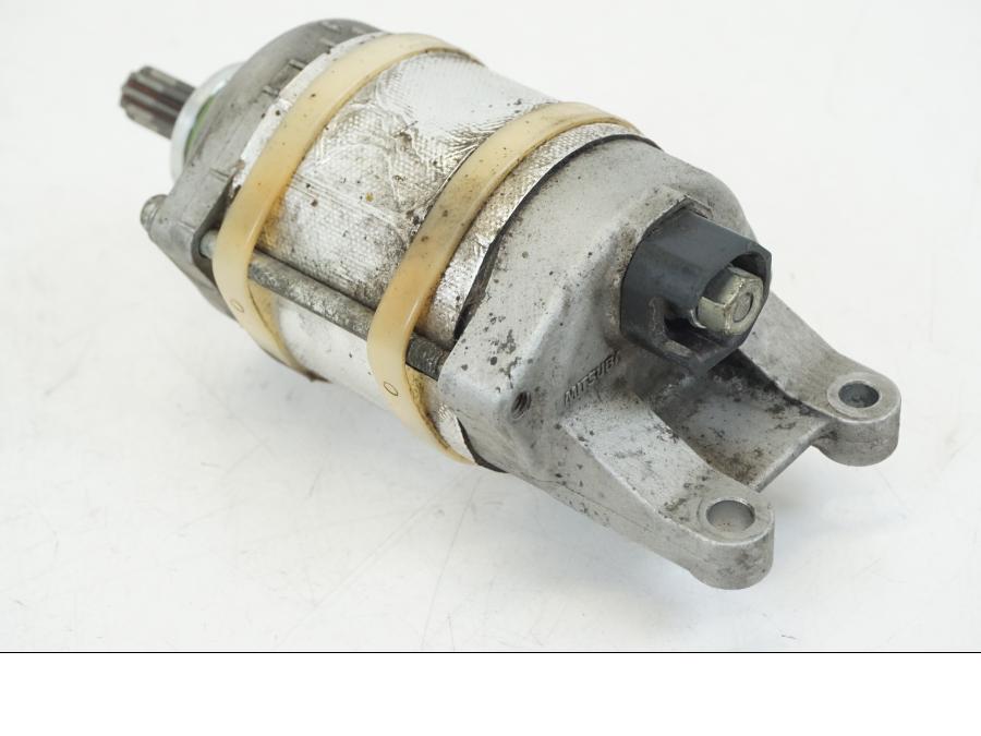 Vänster sida på Startmotor från en Ducati Streetfighter V4 -2020 motorcykel.