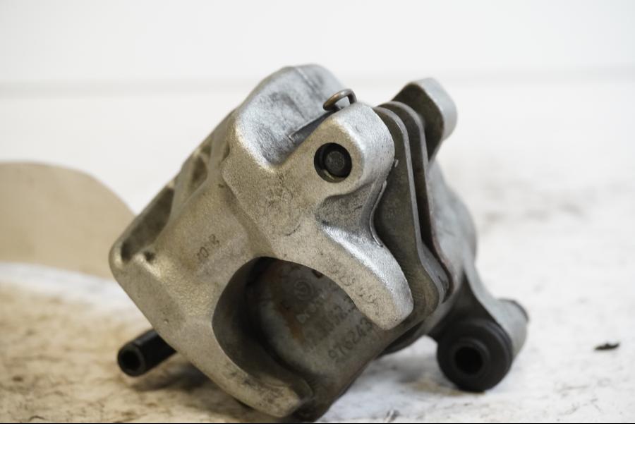 Baksidan på Bromsok från en KTM 690 Enduro -2012 motorcykel.