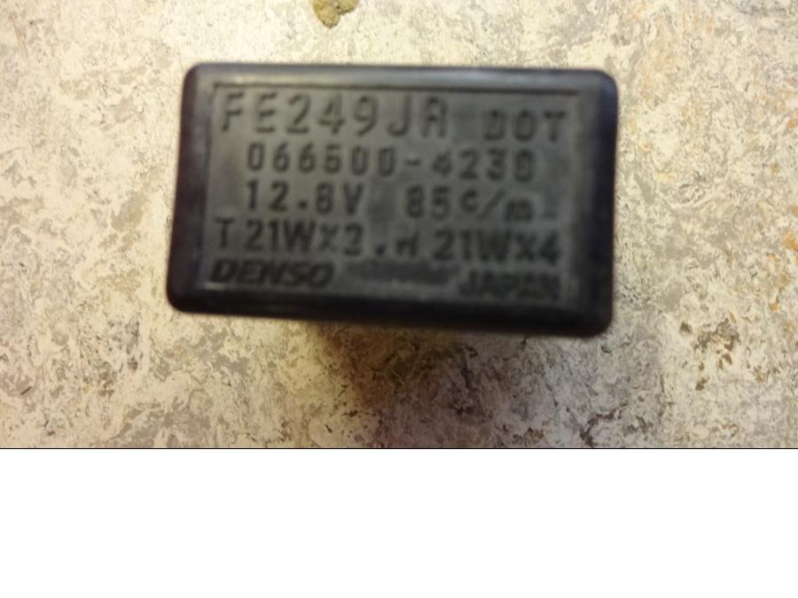 Framsidan på Blinkersrelä från en Suzuki GSX-R 600 -1999 motorcykel.
