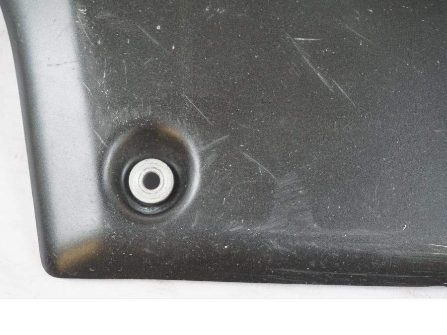 Höger sida på Värmeskydd från en Kawasaki ZX-6R -2011 motorcykel.