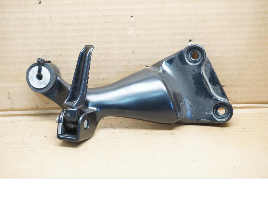 Framsidan på Fotpinnefäste från en Suzuki GSX 1300 R -2001 motorcykel.