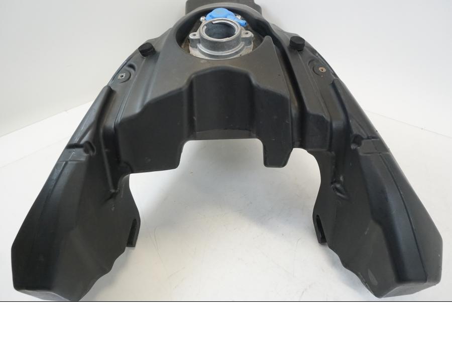 Vänster sida på Bensintank från en Ducati Hyperstrada -2013 motorcykel.