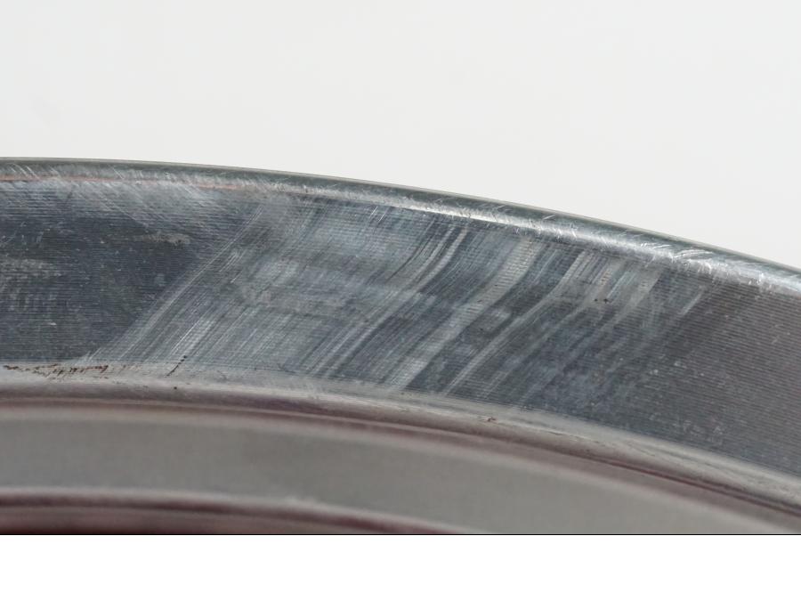 Snett nerifrån på Fälg från en H-D Softail FXCW Rocker -2008 motorcykel.