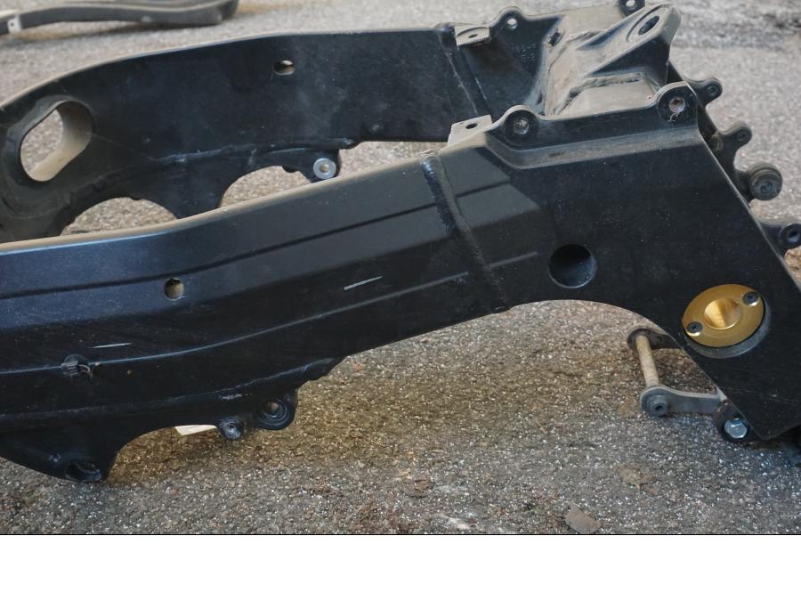 Höger sida på <p>KLAR Denna ram är kryssad och säljs utan papper ramnumret är överstruket och får ej användes i trafik. Ramen får brukas till på privat väg samt viss bankörning (läs på regler inför bankörning) ramar som säljs utan papper brukas säljas för byggnationer som ej ska brukas på vägar.</p>

<p>Med stötdämparlänkage och sidostöd.</p> motorcykel.