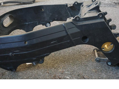 Höger sida på <p>KLAR Denna ram är kryssad och säljs utan papper ramnumret är överstruket och får ej användes i trafik. Ramen får brukas till på privat väg samt viss bankörning (läs på regler inför bankörning) ramar som säljs utan papper brukas säljas för byggnationer som ej ska brukas på vägar.</p>

<p>Med stötdämparlänkage och sidostöd.</p> motorcykel.