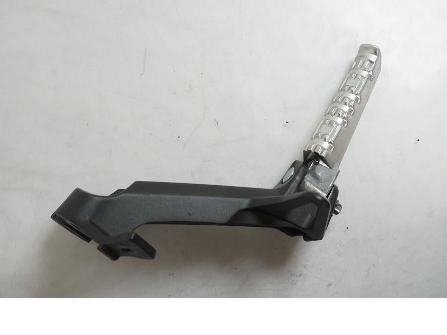 Vänster sida på Fotpinne från en Yamaha MT-09 -2019 motorcykel.