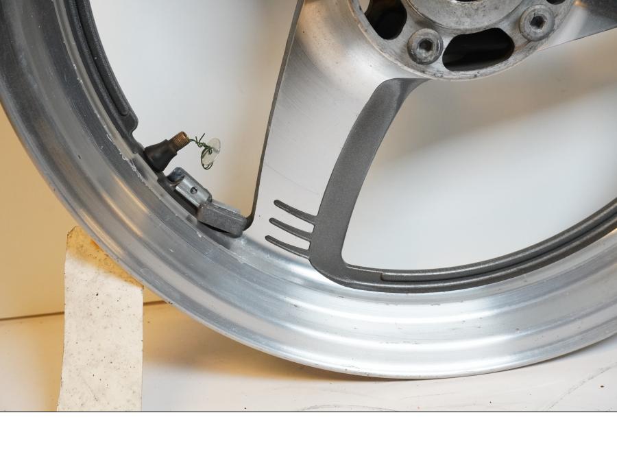 Extrabild3 på Fälg från en Suzuki VZ 800 -2000 motorcykel.