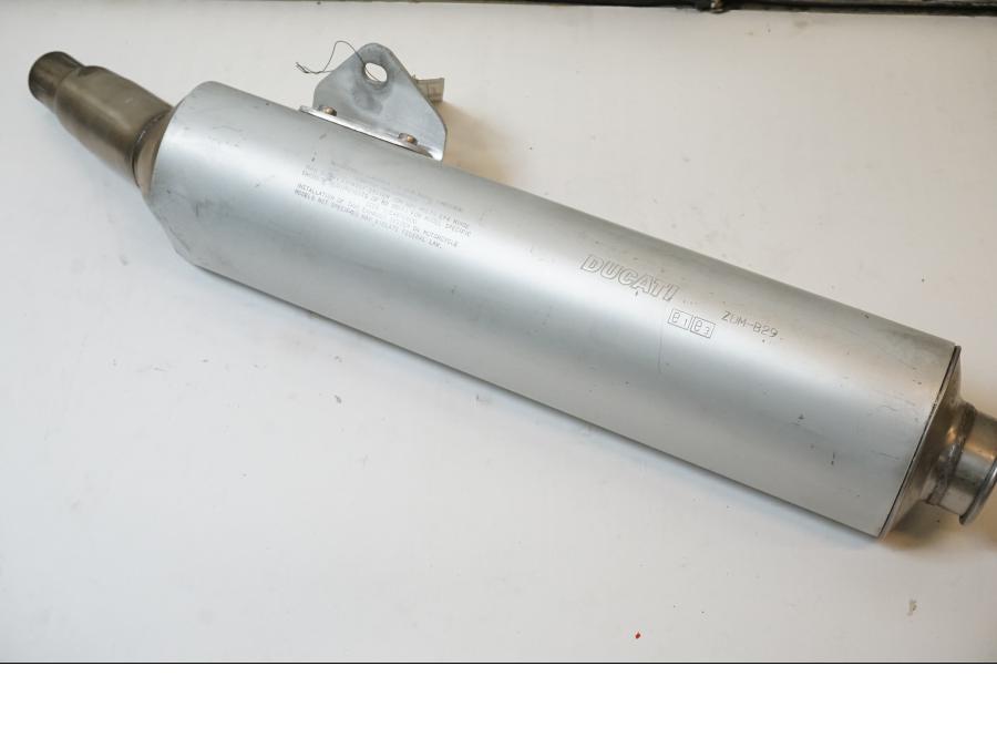 Framsidan på Ljuddämpare från en Ducati Monster 620 -2003 motorcykel.