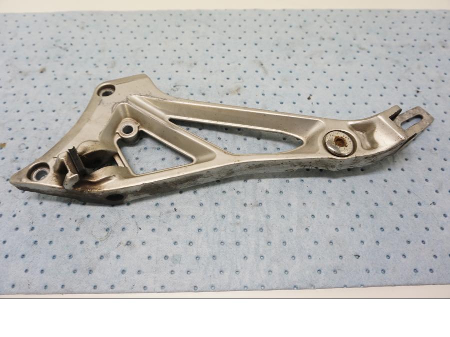 Framsidan på Fotpinnefäste från en Suzuki GSX 550 -1985 motorcykel.
