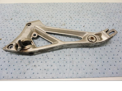 Framsidan på Fotpinnefäste från en Suzuki GSX 550 -1985 motorcykel.