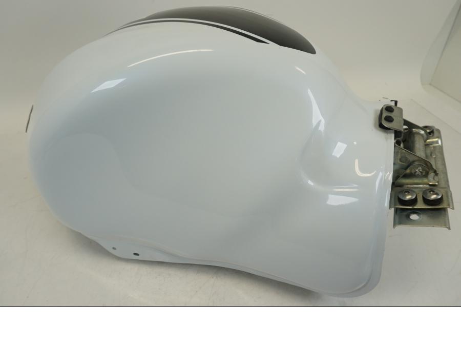 Snett nerifrån på Bensintank från en Suzuki GSX 1300 R -2017 motorcykel.