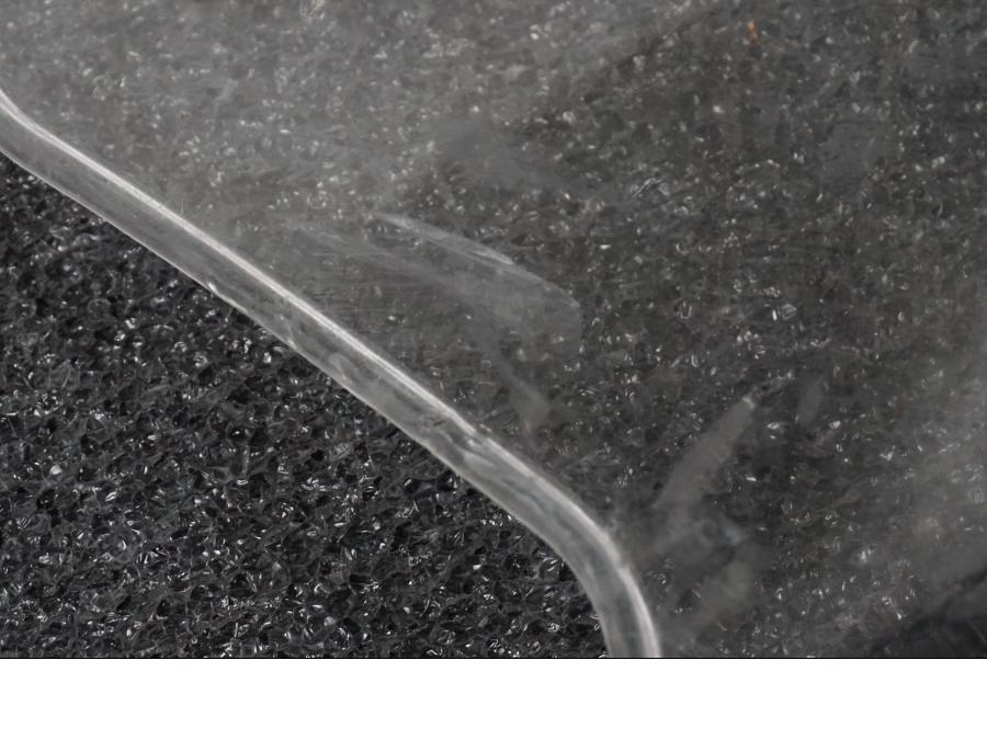 Snett uppifrån på Vindavvisare från en Ducati Multistrada V4 -2024 motorcykel.