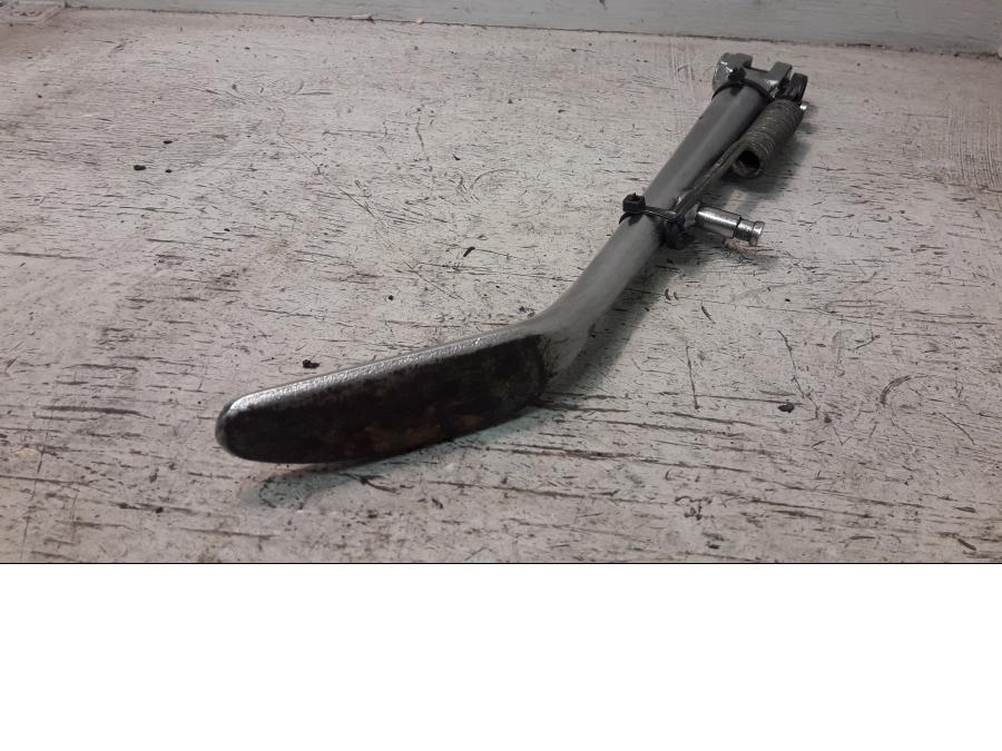 Baksidan på Sidostöd från en Suzuki VZ 1600 -2005 motorcykel.