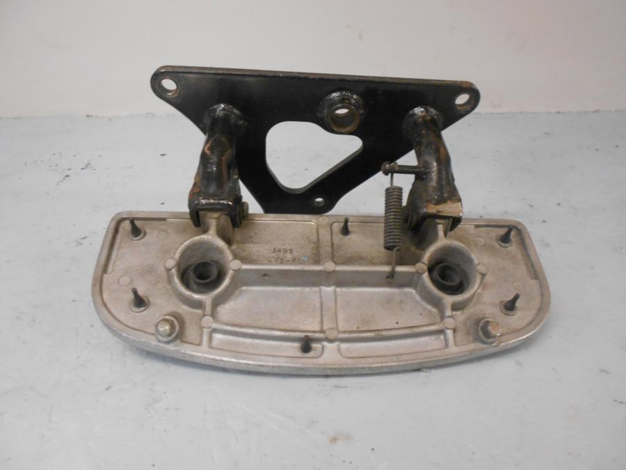 Baksidan på Fotplatta från en Kawasaki VN 1500 Classic Tourer -2002 motorcykel.