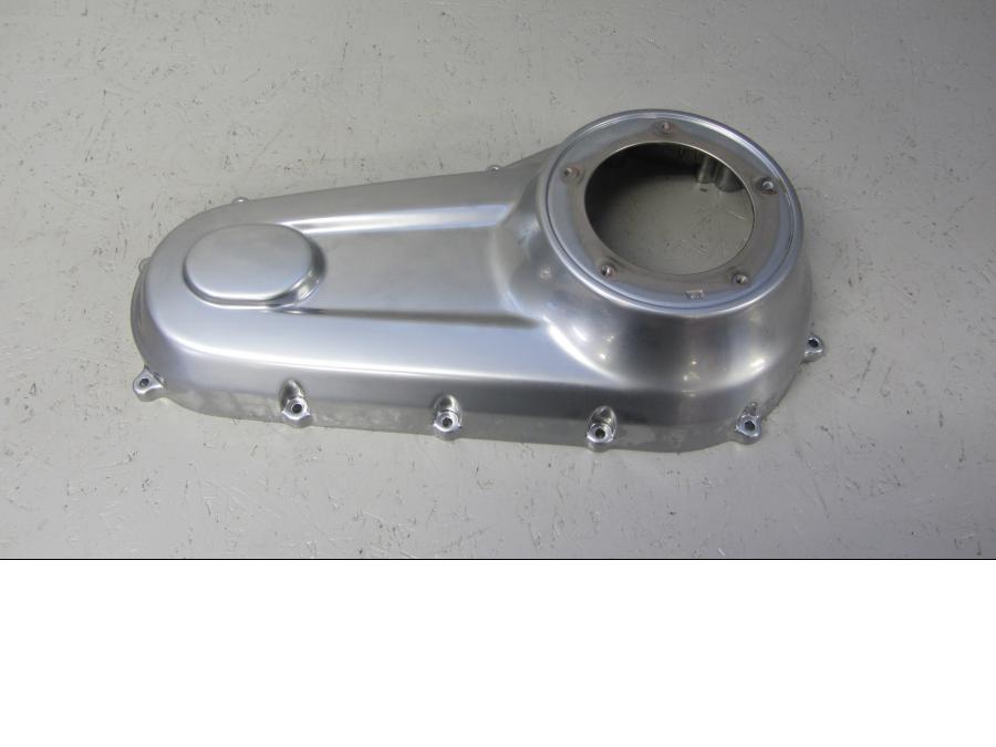 Baksidan på Transmissionskåpa från en H-D Dyna Fat Bob FXDF -2018 motorcykel.