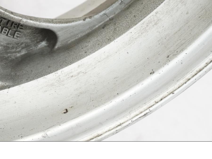 Vänster sida på Fälg från en Honda NT 650 V -2002 motorcykel.