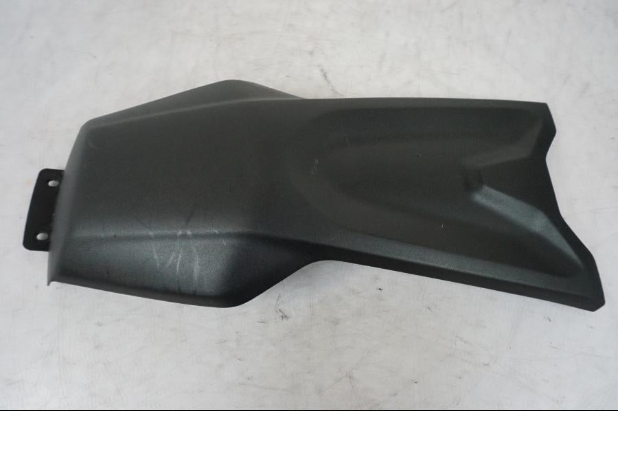 Baksidan på Bensintankskåpa från en Yamaha MT-07 -2023 motorcykel.